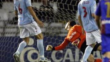 <b>INAPELABLE. </b>Jokin Esparza fusiló a Notario sólo cinco minutos después de entrar en el campo y le dio la victoria al Huesca.