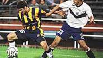 NUEVO FICHAJE. El Tenerife ha completa su plantilla con la cesión del defensa Mustafá (a la izquierda), que procede del Rosario Central.