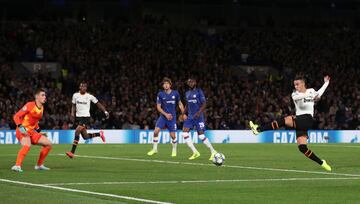 La puso Parejo al primer palo, donde trazó el desmarque Rodrigo, que, libre de marca donde nadie lo esperaba, conectó una volea magistral con la zurda que superó por alto a Kepa.