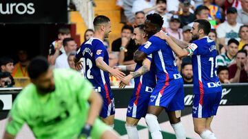 Athletic Bilbao's Spanish forward #07 Alex Berenguer (C) celebrates with his teammates after scoring his team's first goal during the Spanish league football match between Valencia CF and Athletic Club Bilbao at Mestalla Stadium in Valencia on May 18, 2025. (Photo by JOSE JORDAN / AFP)