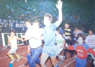 Foto de la vuelta olímpica en el Nacional, tras el empate sin goles con Puerto Montt.