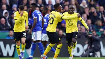 20 November 2021, United Kingdom, Leicester: Chelsea's Ngolo Kante (R) celebrates with his teammates after scoring his side's second goal during the English Premier League soccer match between Leicester City and Chelsea at the King Power Stadium