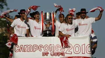 Capel celebrando con sus compañeros la Copa del Rey de 2010 ganada frente al Atlético de Madrid (2-0).