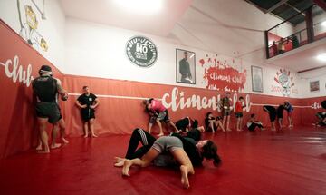 Los alumnos del gimnasio Climent, en acción en su característico tatami rojo. 