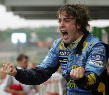 En 2005, dos años después de ganar su primera carrera, Fernando Alonso fue el primer español en ganar el Mundial de Fórmula 1, imponiéndose en la clasificación nada menos que al mejor piloto de la historia, Michael Schumacher. Para el recuerdo colectivo quedaría siempre su celebración sobre el Renault R25.