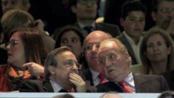 El Rey Juan Carlos, con Florentino P&eacute;rez en el palco del Bernab&eacute;u.