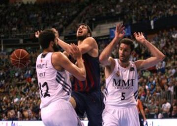 Ante Tomic pierde el balón entre Mirotic y Rudy Fernández.