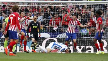 El central uruguayo del Atlético de Madrid, Giménez, vio la tarjeta amarilla por sacar la pierna a pasear en una caída y dar un golpe a Braithwaite.