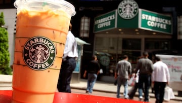 Starbucks cerrará el 1% de sus tiendas en Estados Unidos y eliminará 900 empleos. Según el CEO, Brian Niccol, esto es parte de un plan de reestructuración.