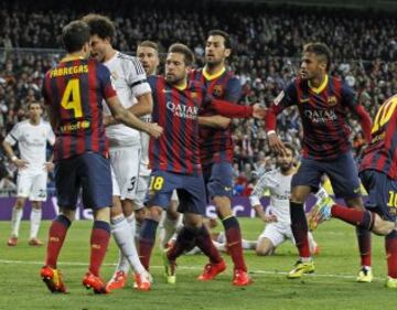 23-03-2014. Jornada 29 de la Liga BBVA. El Barcelona ganó 3-4 en el Bernabéu en un partido lleno de polémica. Los tres penaltis que indicó Undiano Mallenco y la expulsión de Sergio Ramos marcaron el encuentro. En la imagen, el incidente entre Cesc y Pepe.