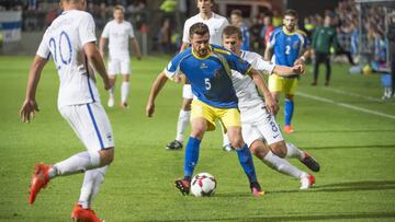 TUR24 - TURKU (FINLANDIA), 5/9/2016.- Joel Pohjanpalo de Finlandia (i), Enis Alushi de Kosovo y Robin Lod de Finlandia (2-d) disputan el balón hoy, lunes 05 de septiembre de 2016, durante su partido clasificatorio para el Mundial de Fútbol de Rusia 2018, en Turkus (Finlandia). EFE/ MARKKU OJALA / PROHIBIDO SU USO EN FINLANDIA