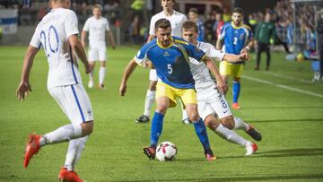 TUR24 - TURKU (FINLANDIA), 5/9/2016.- Joel Pohjanpalo de Finlandia (i), Enis Alushi de Kosovo y Robin Lod de Finlandia (2-d) disputan el bal&oacute;n hoy, lunes 05 de septiembre de 2016, durante su partido clasificatorio para el Mundial de F&uacute;tbol de Rusia 2018, en Turkus (Finlandia). EFE/ MARKKU OJALA / PROHIBIDO SU USO EN FINLANDIA