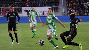 Andr&eacute;s Guardado con Real Betis