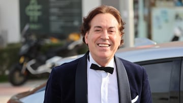 Como el mismo periodista deportivo (y también protagonista y especialista del corazón), se redujo la papada (al igual que la que fuera su cuñada, Carmen Borrego) y se puso pelo, ya que con los años se estaba quedando menos poblada su característica media melena.