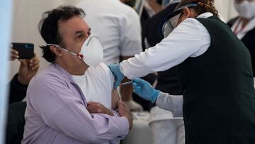 MEX2725. SALTILLO (MÉXICO), 28/12/2020.- Un médico del Hospital General de la Secretaría de Salud recibe la vacuna contra el coronavirus hoy, en la ciudad de Saltillo (México). México inició este lunes el suministro de 8.775 dosis de la vacuna de Pfizer-BioNTechal personal médico del norte del país en el estado de Coahuila, fronterizo con Estados Unidos, mientras prosiguen las vacunaciones en la capital iniciadas el pasado jueves. EFE/Miguel Sierra