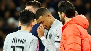 Soccer Football - Ligue 1 - Montpellier v Paris St Germain - Stade de la Mosson, Montpellier, France - February 1, 2023 Paris St Germain's Kylian Mbappe walks off the pitch after sustaining an injury REUTERS/Eric Gaillard