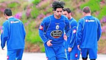 <b>LAFITA, A LA ESPERA, SIGUE ENTRENÁNDOSE CON EL DEPORTIVO</b> Uno de los pretendidos por el Atleti para reforzar la banda es Lafita. El club del Manzanares está a la espera de que se resuelva el conflicto entre el Deportivo y el Zaragoza, en el que incluso deberá intervenir la LFP, por la recompra del jugador que quiere efectuar el club maño. El jugador desea jugar en el Atlético y está a la espera de desvincularse de los gallegos.