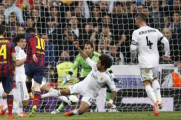 2-2. Messi marca el gol del empate.