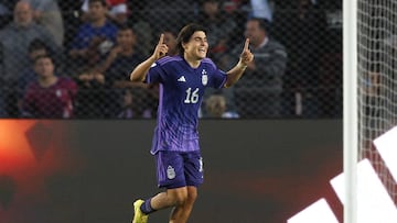 AMDEP2279. SAN JUAN (ARGENTINA), 26/05/2023.- Luka Romero de Argentina celebra su gol hoy, en un partido del grupo A de la Copa Mundial de Fútbol sub-20 entre Nueva Zelanda y Argentina en el estadio Bicentenario en San Juan (Argentina). EFE/ Marcos Urisa
