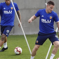 Gameiro hereda el '9' de Zaza y
el '7' se queda libre para Guedes