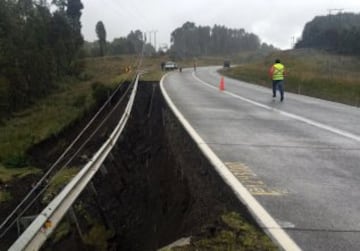 Un sismo de magnitud 7.6 en la escala de Richter se sintió a las 11:21 horas de este domingo. El epicentro fue a 67 kilómetros al noroeste de Melinka y también se percibió en las regiones del Biobío, La Araucanía, Los Ríos y Aysén. Varias carreteras quedaron dañadas.