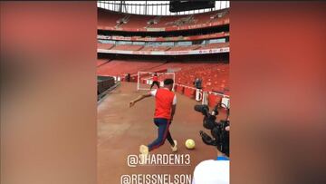 James Harden de visita en el estadio del Arsenal