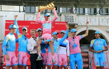 El italiano ganó la gran vuelta de su país en 2013. Le acompañaron en el podium Rigoberto Urán y Cadel Evans.