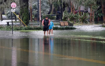 El huracán Ian llegó al oeste de Florida con vientos de más de 240 km/h, provocando inundaciones catastróficas en varias localidades, también ha dejado inundaciones  y graves destrozos en el centro de la península. La tormenta provocó una marejada ciclónica  que inundó grandes áreas del suroeste de Florida, las áreas cercanas a la costa han quedado arrasadas.