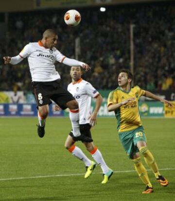 Kuban-Valencia. Feghouli salta para cabecear un balón.