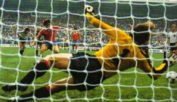 En el estreno en el Mundial de España en 1982, Chile perdía por 1-0 ante Austria. El goleador desperdició el lanzamiento que pudo haber emparejado el marcador, llevando a la Roja tal vez a tener otra presentación en el certamen.