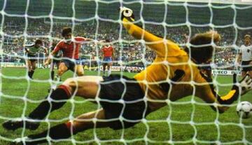 En el estreno en el Mundial de España en 1982, Chile perdía por 1-0 ante Austria. El goleador desperdició el lanzamiento que pudo haber emparejado el marcador, llevando a la Roja tal vez a tener otra presentación en el certamen. 