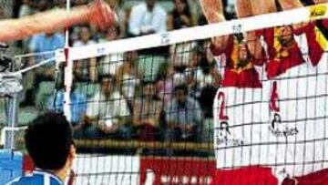 <b>IMPOSIBLE.</b> España fue una piña frente a Serbia Montenegro. Lo intentó con la solidez de este triple bloqueo, pero el campeón olímpico mostrós sus armas en todo momento.