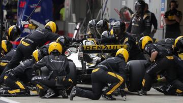 Renault's German driver Nico Hulkenberg takes a pit stop during the Formula One Russian Grand Prix at the Sochi Autodrom circuit in Sochi on September 30, 2018. (Photo by YURI KOCHETKOV / POOL / AFP)