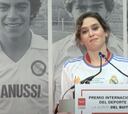 Ayuso se pone la camiseta del Madrid en plena guerra con Casado