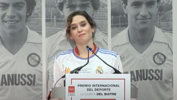 Ayuso se pone la camiseta del Madrid en plena guerra con Casado