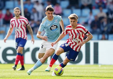Pablo Barrios, canterano del Atleti de 19 años, pelea el balón con Gabri Veiga, canterano del Celta de 20 años.