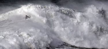 Lenny se corona en los muros de agua de Nazaré