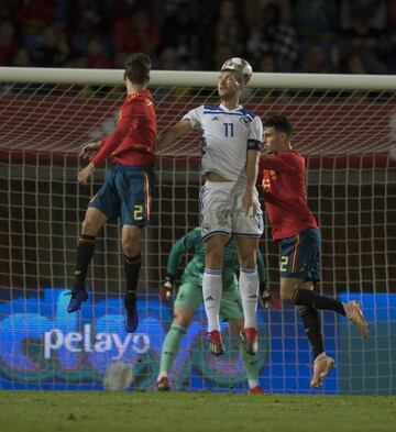 Dzeko y Diego Llorente.