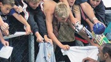 <b>YA ES UNA ESTRELLA. </b>Emerson fue de los futbolistas más reclamados por los aficionados después del entrenamiento de ayer.