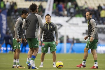 Donovan durante el calentamiento con sus compañeros 