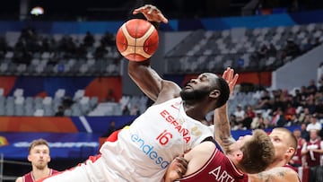 Jakarta (Indonesia), 16/08/2023.- Usman Garuba (L) of Spain in action against Arturs Kurucs (R) of Latvia during the FIBA Basketball World Cup 2023 group stage second round match between Spain vs Latvia in Jakarta, Indonesia, 01 September 2023. (Baloncesto, Letonia, España) EFE/EPA/BAGUS INDAHONO
