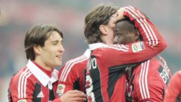 Bojan celebra un gol con sus compañeros del Milán el día 15 de febrero.