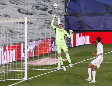 Courtois evitó así el gol en un centro chut de Manu Sánchez.