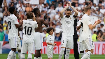 MADRID, 04/06/2023.- El delantero francés del Real Madrid, Karim Benzema (2d), se despide de los aficionados blancos en su último encuentro con el equipo madridista a la finalización del encuentro que Real Madrid y el Athletic Club de Bilbao han disputado este domingo en el estadio Santiago Bernabéu. EFE/ Mariscal.