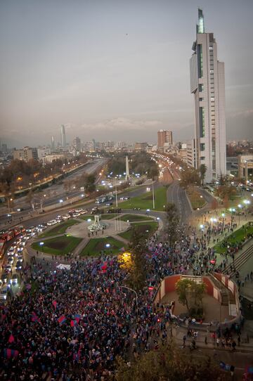 Hinchas de Universidad de Chile celebran en Plaza Italia.