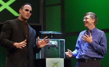 Bill Gates y Dwayne Johnson/The Rock durante la presentación de la Xbox original en el CES de Las Vegas en enero de 2001