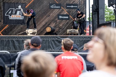 Deportistas de todo el mundo compiten en varias pruebas manejando diferentes herramientas para la madera como motosierras, hachas y sierras.