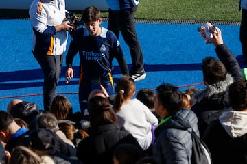 Los jugadores del Real Madrid al final del entrenamiento  atendieron a los aficionados que se dieron cita en el Di Stéfano, un día especial para la comunión del madridismo.