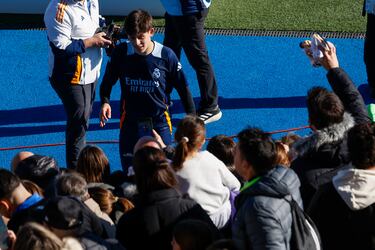 Los jugadores del Real Madrid al final del entrenamiento  atendieron a los aficionados que se dieron cita en el Di Stéfano, un día especial para la comunión del madridismo.