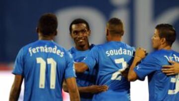 Junior Fernandes celebra con sus compañeros